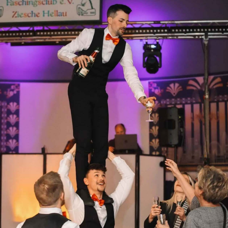 Walking Act als Kellner verkleidet